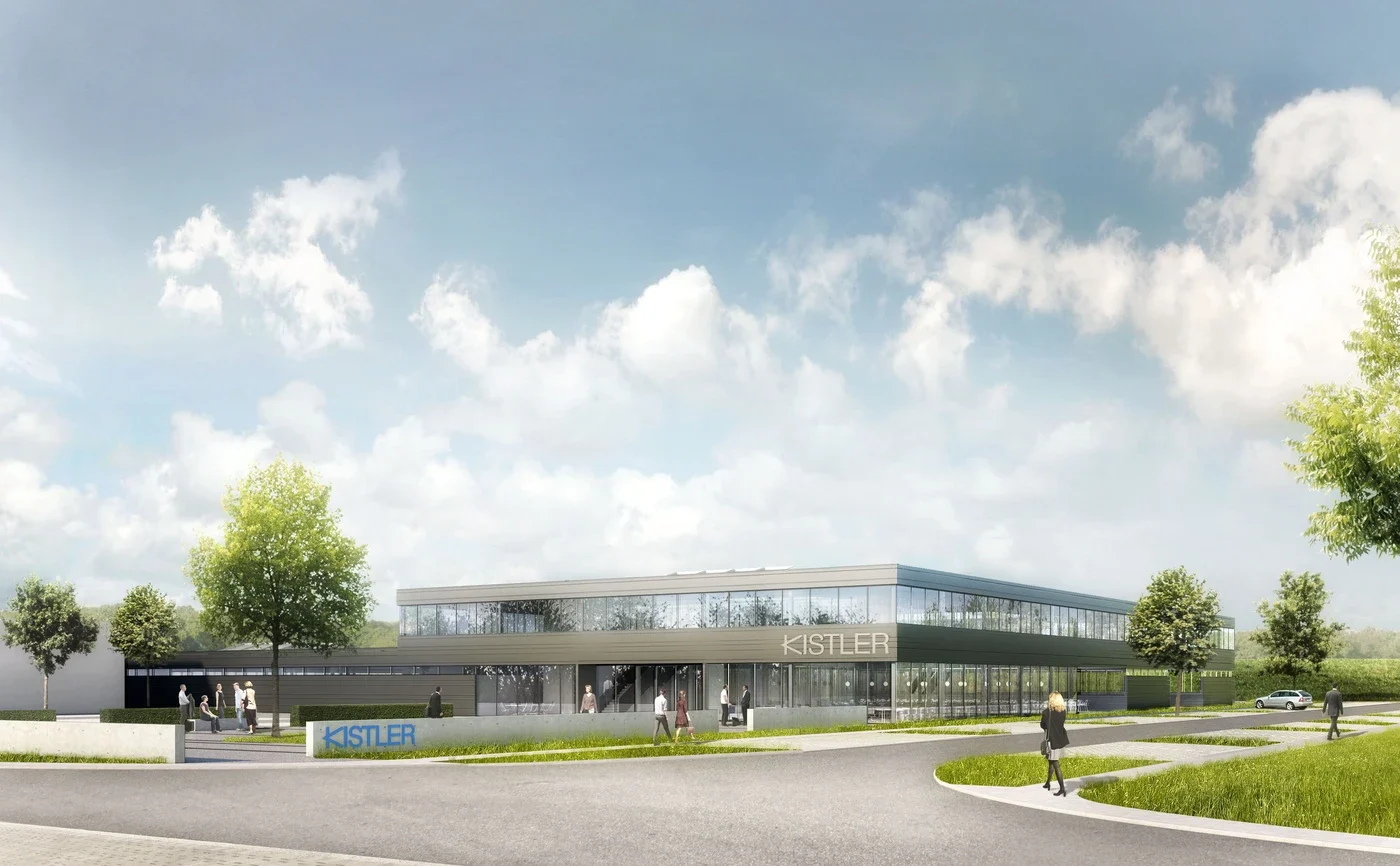 Modernes Bürogebäude aus Glas mit dem Namen „Kistler“ in Schorndorf, mit Bäumen, Rasenflächen, vorbeigehenden Menschen und einem teilweise bewölkten Himmel. Die von SCHATZ Architektur entworfene Szenerie wirkt hell und einladend und zeichnet sich durch gepflasterte Gehwege sowie eine offene, großzügige Gestaltung aus, die die sorgfältige Berücksichtigung aller Leistungsphasen widerspiegelt.