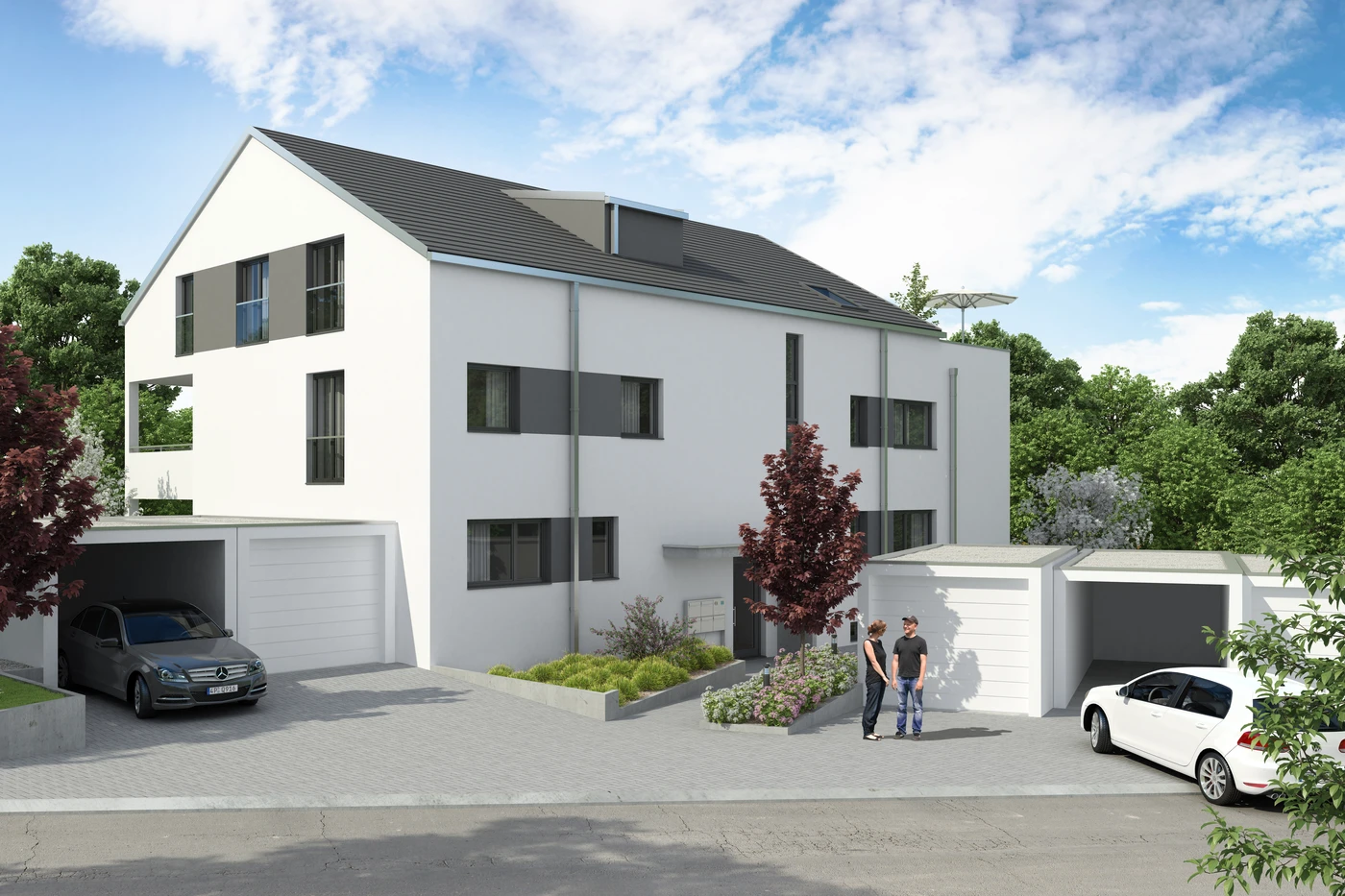 Modernes weißes Wohnhaus mit großen Fenstern, umgeben von Bäumen in der malerischen Gegend von Schorndorf. Drei Personen stehen im Eingangsbereich und unterhalten sich, möglicherweise über Aspekte der Projektentwicklung. Zwei Autos stehen in separaten Garagen auf beiden Seiten des Gebäudes. Über ihnen erstreckt sich ein heller, teilweise bewölkter Himmel.