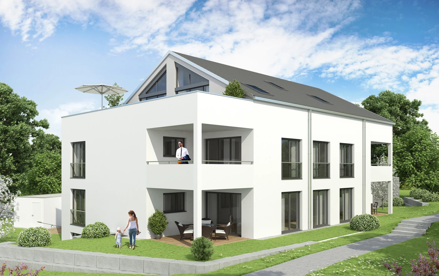 Ein modernes, weißes, zweistöckiges Haus mit großen Fenstern, Balkonen und einem Satteldach – ein eindrucksvolles Beispiel für durchdachten Entwurf und sorgfältige Gesamtplanung. Ein Mann steht auf dem Balkon, während sich eine Frau und ein Kind im Garten aufhalten. Bäume und Grünflächen umgeben das Gebäude unter einem blauen Himmel mit Wolken.
