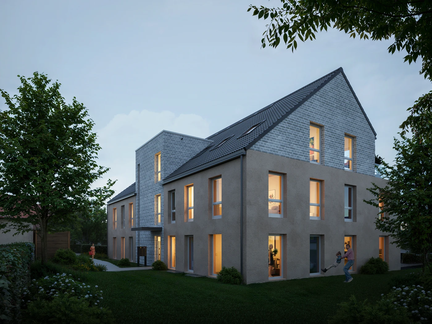 Modernes dreistöckiges Haus mit großen Fenstern, die in der Abenddämmerung von innen beleuchtet sind, umgeben von einem grünen Rasen, Bäumen und Sträuchern. Entworfen von SCHATZ Architektur und in allen Leistungsphasen in Schorndorf realisiert: Eine Person und ein Kind spielen in der Nähe des Hauses, während eine weitere Person am Eingang steht.