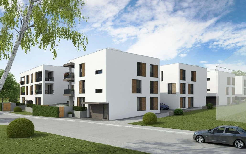 Moderne weiße Wohnblocks mit großen Fenstern, Garagen und Balkonen säumen eine gepflegte, ruhige Straße. Grüne Rasenflächen, Sträucher und ein Baum sind zu sehen, ebenso wie ein geparktes Auto unter einem teilweise bewölkten Himmel – eine einladende Szenerie, die durch durchdachte Projektentwicklung und sorgfältige Gestaltung bis ins kleinste Detail geprägt ist.