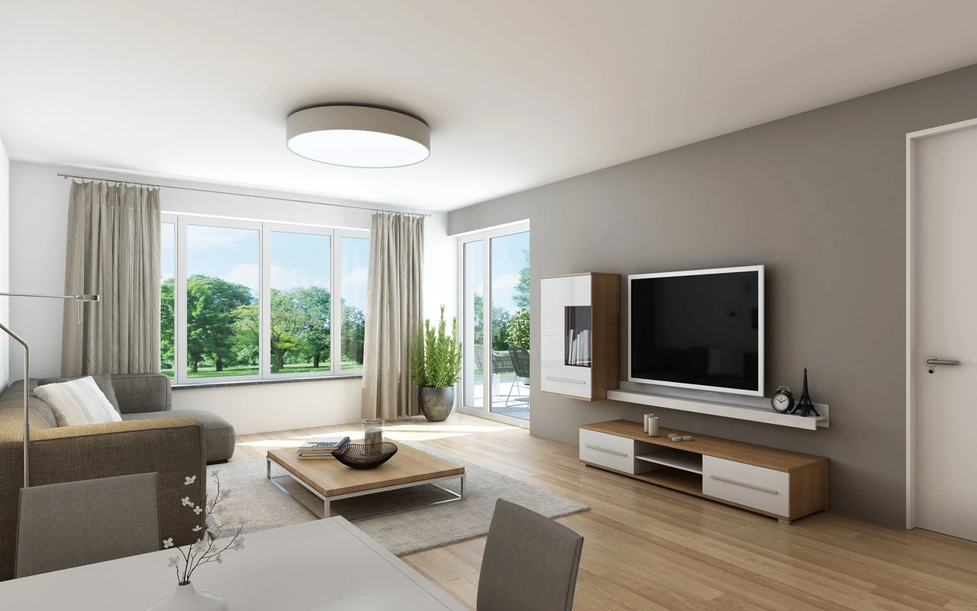 Ein modernes Wohnzimmer mit grauen Wänden, einem großen Fenster, einem Sofa, einem Couchtisch, einem an der Wand montierten Fernseher und einem Holzboden. Sonnenlicht erhellt den Raum, und draußen ist Grün zu sehen – eine einladende Atmosphäre, die den durchdachten Entwurf von SCHATZ Architektur widerspiegelt.