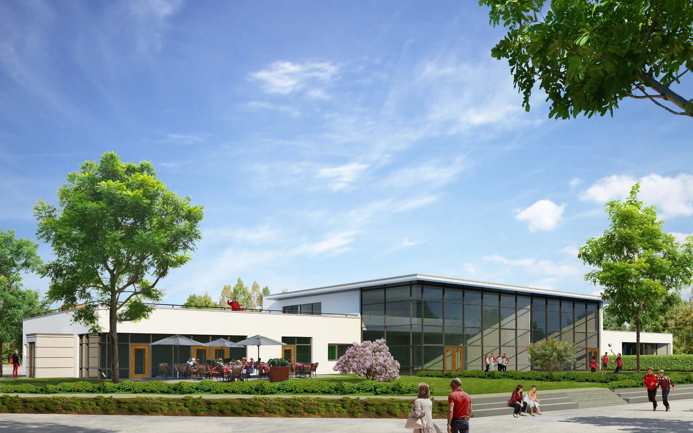 Ulrich Schatz Sportzentrum im Sportpark Rems Ein modernes Gebäude mit großen Glasfenstern, umgeben von grünen Bäumen und Rasenflächen. Der von SCHATZ Architektur entworfene Raum spiegelt eine durchdachte Gesamtplanung und Gestaltung wider: Menschen sitzen in einem Straßencafé, spazieren oder entspannen sich auf dem Rasen unter einem blauen Himmel mit vereinzelten Wolken.