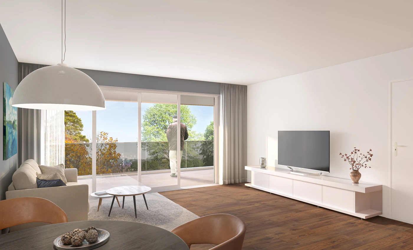 Mehrfamilienhaus Löwenseestraße 24 Schorndorf Modernes Wohnzimmer mit Holzböden, einem weißen Sofa, einem Fernseher auf einem niedrigen Tisch, einem runden Couchtisch, einer Essecke und einem großen Fenster, das auf einen Balkon führt, auf dem eine Person steht. Dieser helle und luftige Raum besticht durch eine minimalistische Einrichtung und präsentiert einen Entwurf, der von zeitgenössischen Designstandards in Schorndorf inspiriert ist.