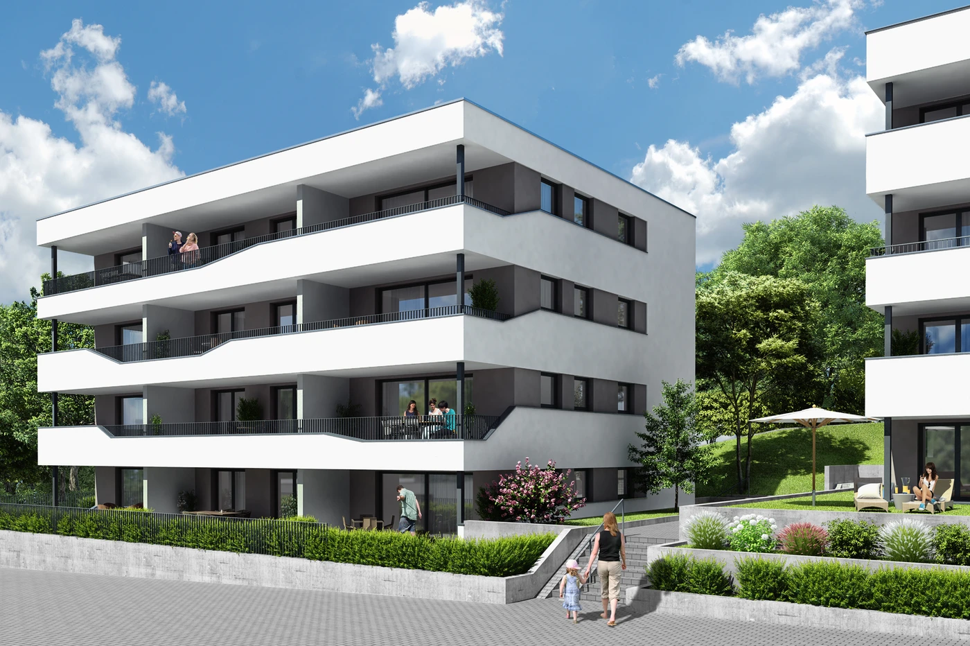 Modernes weißes Mehrfamilienhaus mit Balkonen, Menschen, die sich draußen entspannen, umgeben von Grünflächen und Bäumen, darüber ein blauer Himmel mit Wolken. Eine Frau und ein Kind gehen auf einem Weg auf den Eingang zu – ein Beispiel für zeitgenössisches Design in der Projektentwicklung für die lebendige Gemeinde Schorndorf.